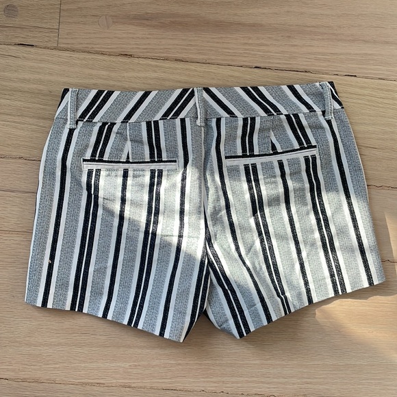 New old navy mid rise pixie shorts. Never worn - Picture 5 of 7